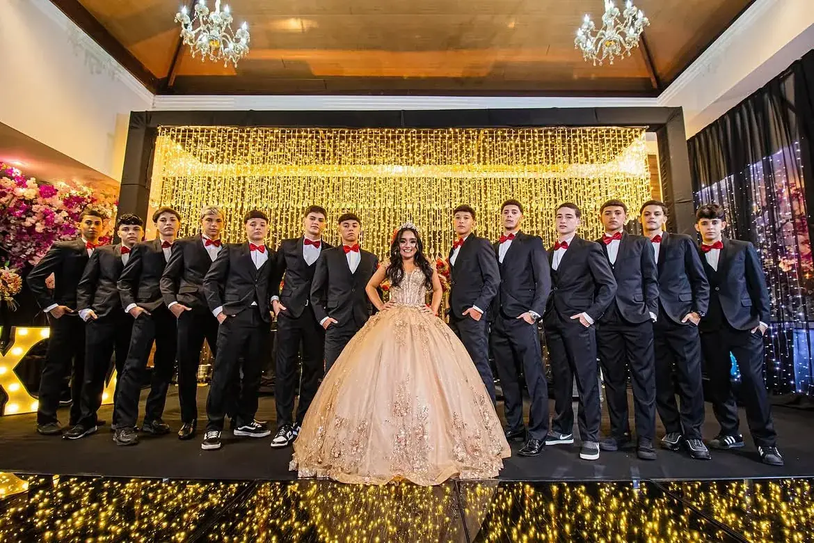 Debutante com os pajens na pista iluminada