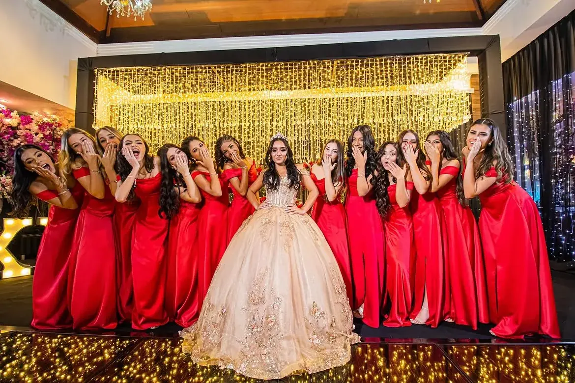 Debutante com as damas de vermelho