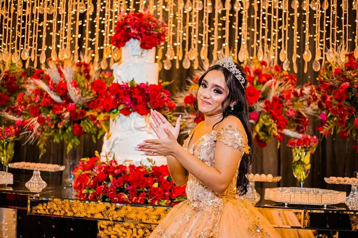 Debutante ao lado do bolo de rosas vermelhas
