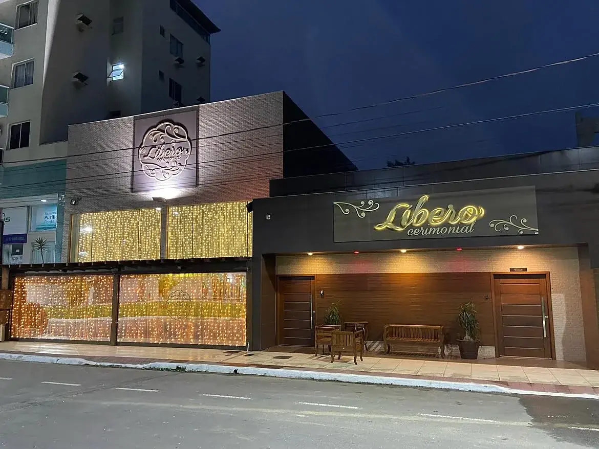 Fachada iluminada do Líbero Cerimonial à noite