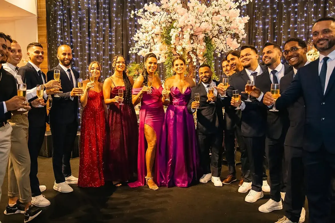 Turma brindando diante da árvore de flores