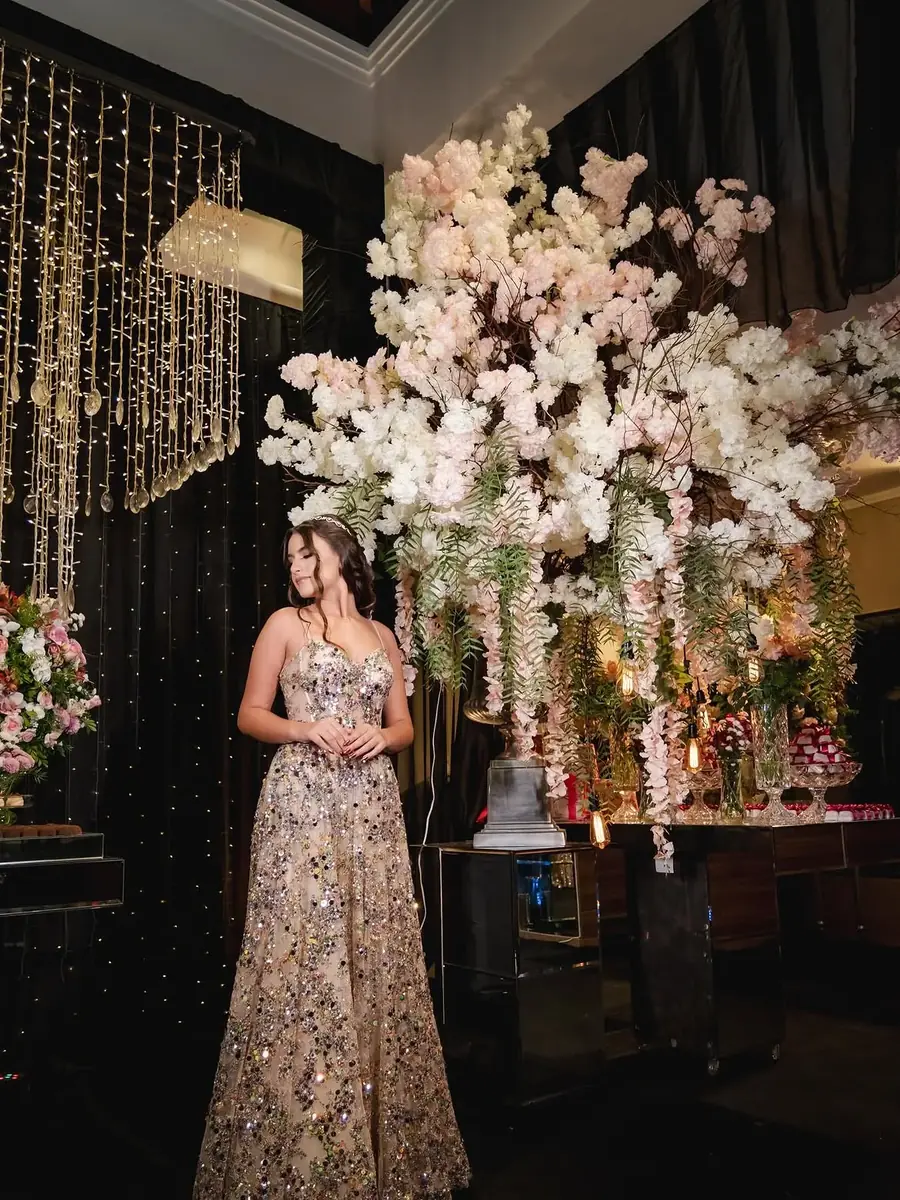 Debutante sob a árvore de flores
